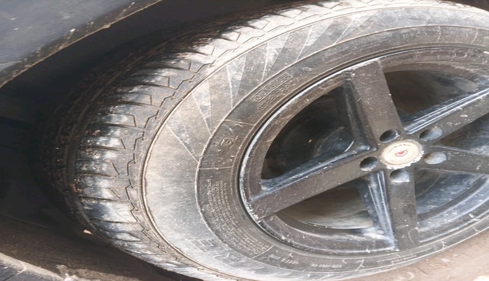 2021 Maruti Vitara Brezza LXI, Petrol, Manual, 1,04,861 km, tyre