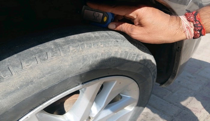 2017 Toyota Innova Crysta 2.4 VX 8 STR, Diesel, Manual, 2,39,906 km, tyre