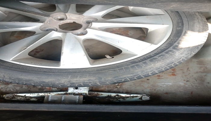 2012 Hyundai Verna FLUIDIC 1.6 CRDI SX OPT, Diesel, Manual, 1,23,721 km, tyre