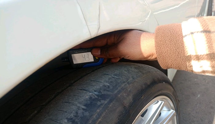 2012 Hyundai Verna FLUIDIC 1.6 CRDI SX OPT, Diesel, Manual, 1,23,721 km, tyre