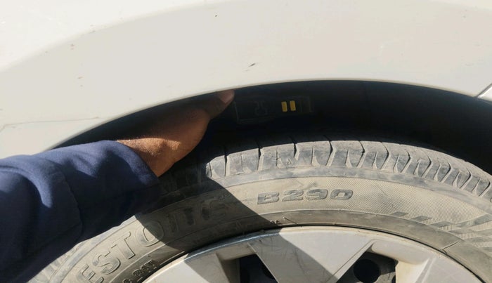 2015 Hyundai Xcent S 1.2, Petrol, Manual, 1,20,974 km, tyre