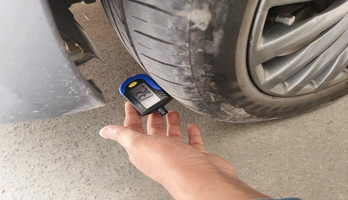 2016 Maruti Ciaz ZDI+ SHVS, Diesel, Manual, 1,13,007 km, tyre