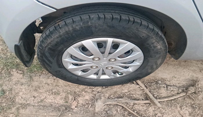 2015 Hyundai i10 SPORTZ 1.1, Petrol, Manual, 75,093 km, tyre