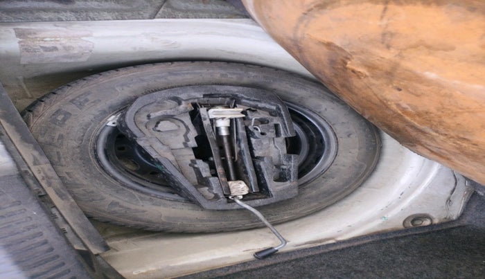 2013 Volkswagen Polo HIGHLINE1.2L, Petrol, Manual, 97,655 km, tyre