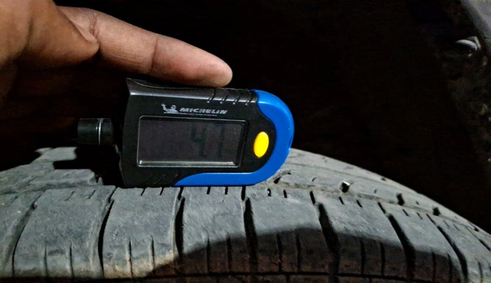 2016 Maruti Swift LXI (O), Petrol, Manual, 1,81,492 km, tyre