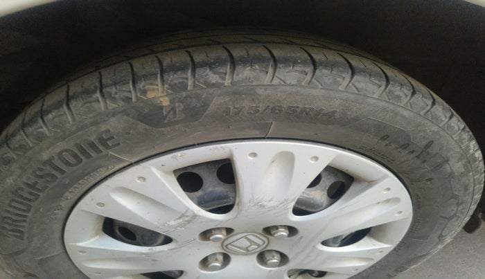 2015 Honda Amaze 1.2L I-VTEC S, Petrol, Manual, 2,11,610 km, tyre