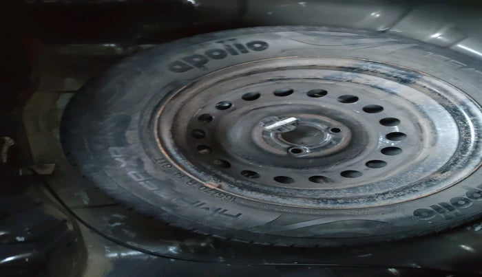 2021 Renault Kwid RXT 1.0 (O), Petrol, Manual, 1,06,420 km, tyre