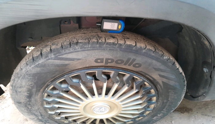 2015 Renault Kwid RXT 0.8, Petrol, Manual, 1,14,440 km, tyre