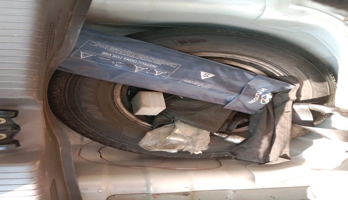 2015 Hyundai i10 MAGNA 1.1, Petrol, Manual, 1,54,149 km, tyre