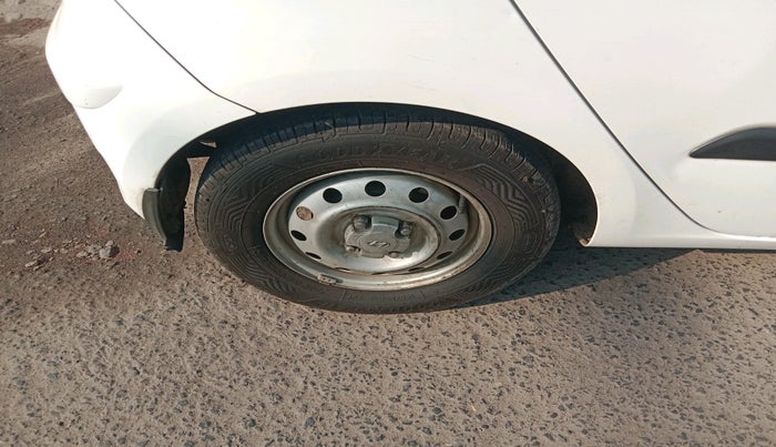 2015 Hyundai i10 MAGNA 1.1, Petrol, Manual, 1,54,149 km, tyre