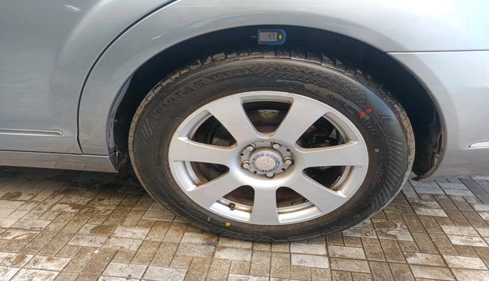 2010 Mercedes Benz S Class 350 L, Petrol, Automatic, 1,10,320 km, tyre