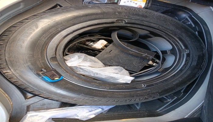 2010 Mercedes Benz S Class 350 L, Petrol, Automatic, 1,10,320 km, tyre