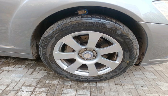 2010 Mercedes Benz S Class 350 L, Petrol, Automatic, 1,10,320 km, tyre