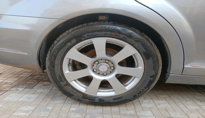 2010 Mercedes Benz S Class 350 L, Petrol, Automatic, 1,10,320 km, tyre