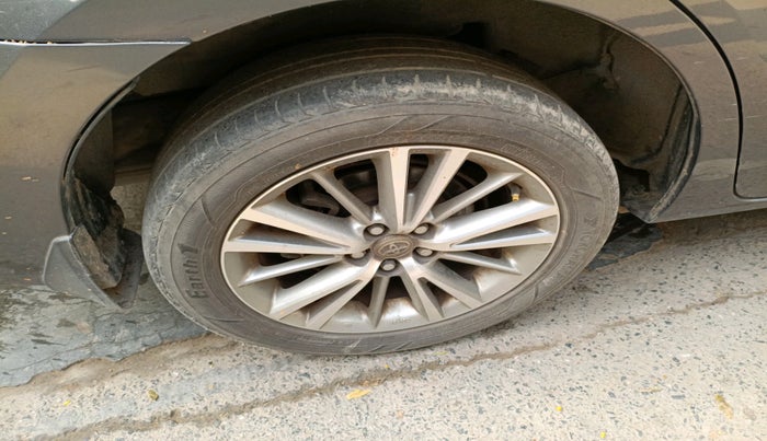 2015 Toyota Corolla Altis GL PETROL, Petrol, Manual, 1,28,122 km, tyre