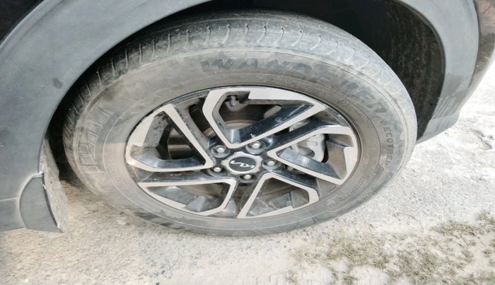 2022 KIA CARENS PRESTIGE PLUS 1.4 PETROL 7 STR, Petrol, Manual, 51,155 km, tyre