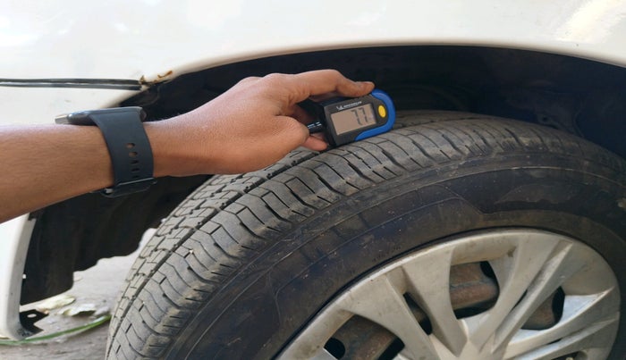 2015 Toyota Innova 2.5 GX 7 STR, Diesel, Manual, 1,99,689 km, tyre