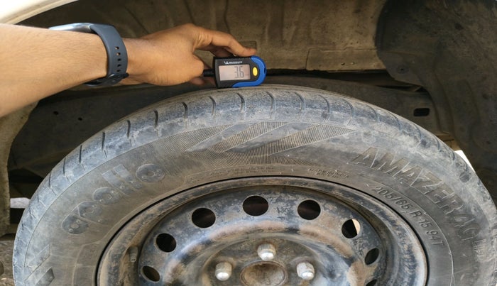 2015 Toyota Innova 2.5 GX 7 STR, Diesel, Manual, 1,99,689 km, tyre