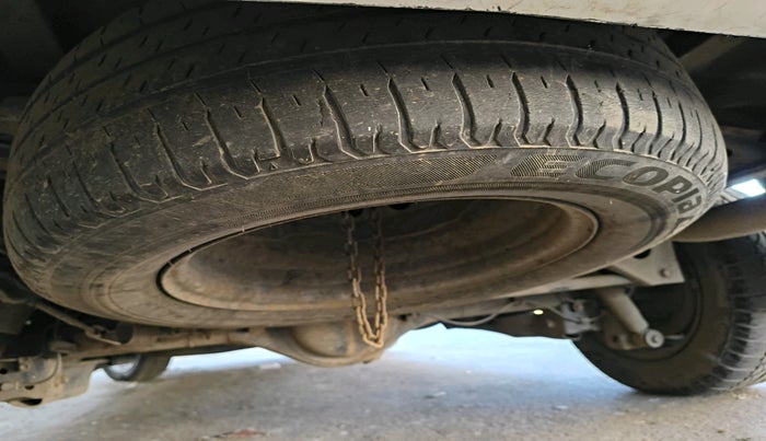 2015 Toyota Innova 2.5 GX 7 STR, Diesel, Manual, 1,99,689 km, tyre