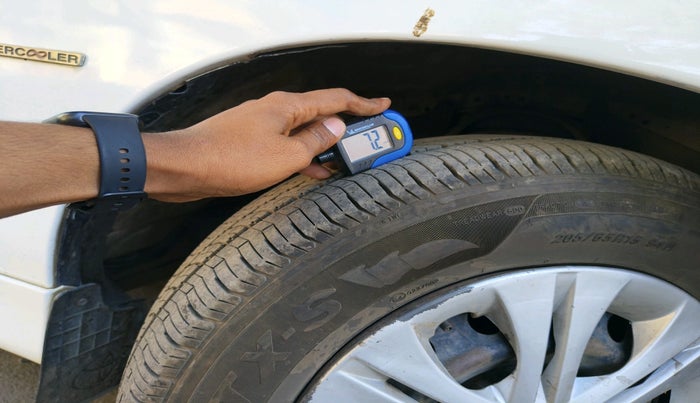 2015 Toyota Innova 2.5 GX 7 STR, Diesel, Manual, 1,99,689 km, tyre