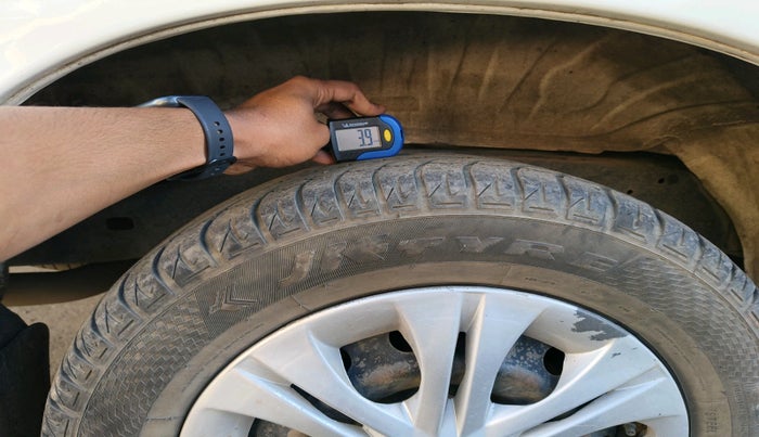 2015 Toyota Innova 2.5 GX 7 STR, Diesel, Manual, 1,99,689 km, tyre