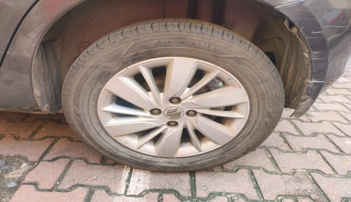 2017 Maruti Swift ZXI, Petrol, Manual, 1,20,545 km, tyre