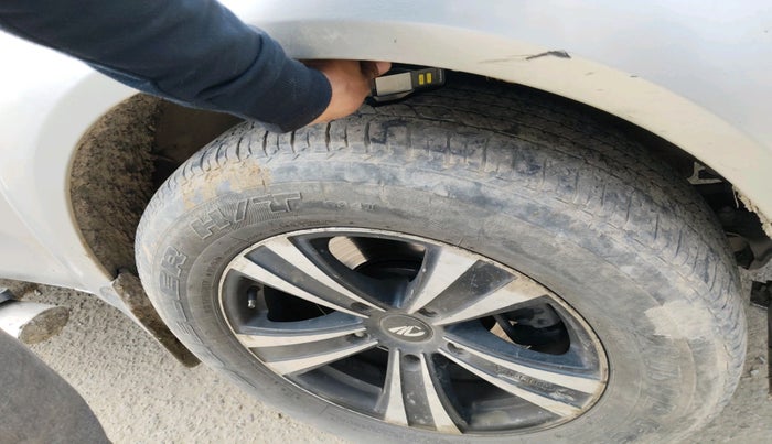 2015 Mahindra XUV500 W4, Diesel, Manual, 1,63,042 km, tyre