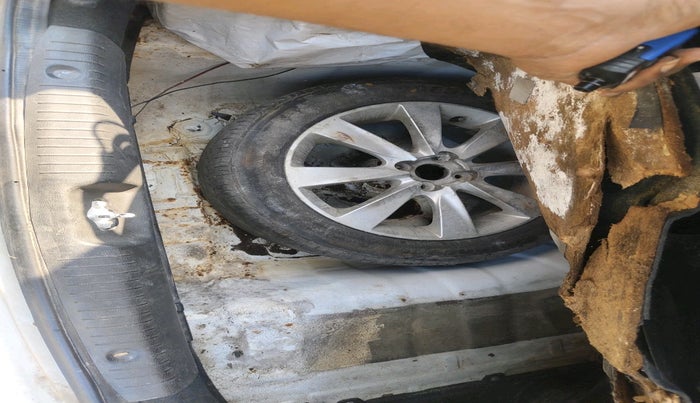 2011 Hyundai Verna FLUIDIC 1.6 CRDI SX, Diesel, Manual, 1,35,751 km, tyre