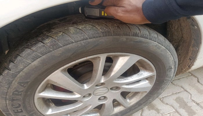 2013 Maruti Swift ZXI, Petrol, Manual, 64,368 km, tyre