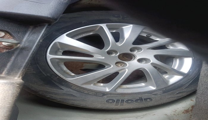 2013 Maruti Swift ZXI, Petrol, Manual, 64,368 km, tyre