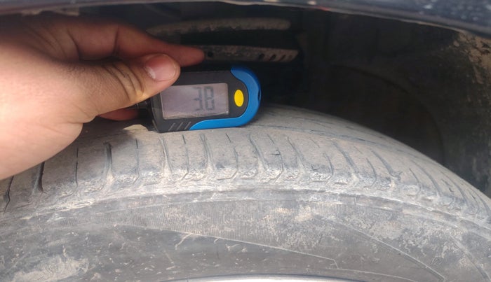 2011 Volkswagen Vento HIGHLINE 1.6 MPI, Petrol, Manual, 1,06,164 km, tyre