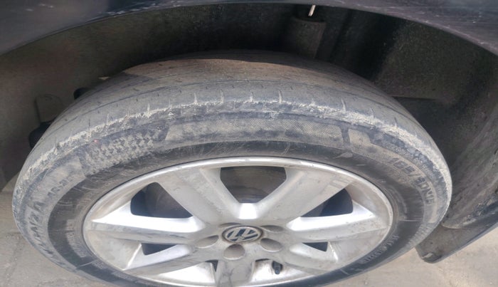 2011 Volkswagen Vento HIGHLINE 1.6 MPI, Petrol, Manual, 1,06,164 km, tyre