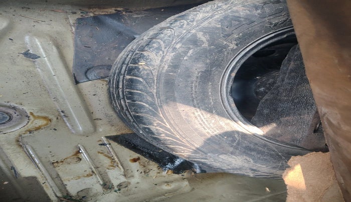 2011 Volkswagen Vento HIGHLINE 1.6 MPI, Petrol, Manual, 1,06,164 km, tyre