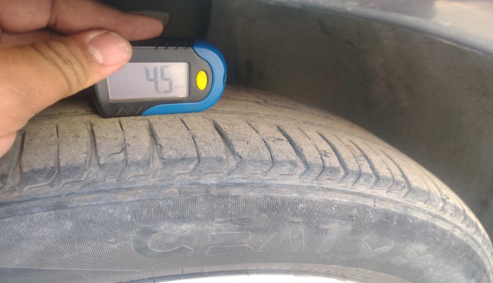 2011 Volkswagen Vento HIGHLINE 1.6 MPI, Petrol, Manual, 1,06,164 km, tyre