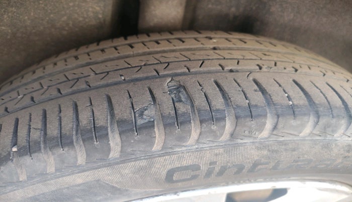 2011 Volkswagen Vento HIGHLINE 1.6 MPI, Petrol, Manual, 1,06,164 km, tyre