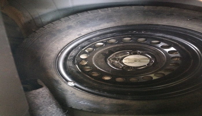 2015 Honda Brio VX MT, Petrol, Manual, 65,393 km, tyre