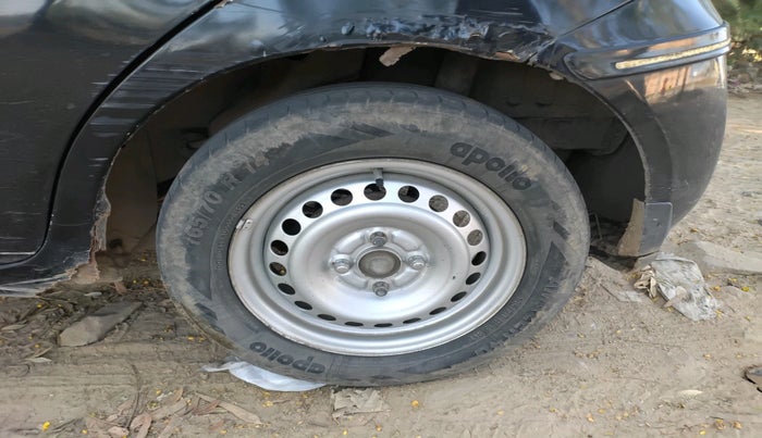 2013 Honda Brio E MT, Petrol, Manual, 1,47,260 km, tyre