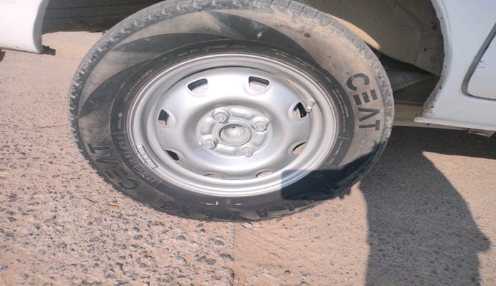 2017 Maruti Eeco 5 STR WITH A/C+HTR, Petrol, Manual, 2,20,122 km, tyre