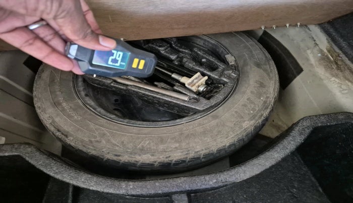 2011 Volkswagen Vento HIGHLINE DIESEL 1.6, Diesel, Manual, 1,42,941 km, tyre