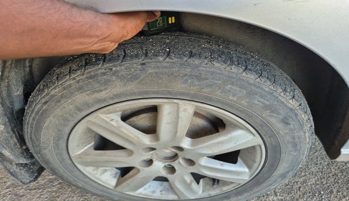 2011 Volkswagen Vento HIGHLINE DIESEL 1.6, Diesel, Manual, 1,42,941 km, tyre