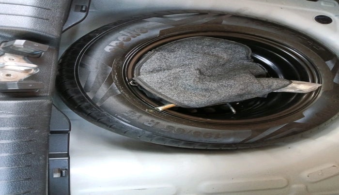 2023 Hyundai VENUE S 1.2, Petrol, Manual, 20,561 km, tyre