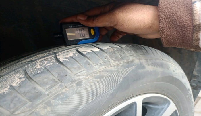 2023 Mahindra XUV300 W8 (O) 1.2 PETROL, Petrol, Manual, 26,311 km, tyre