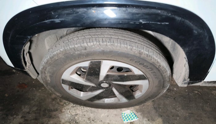 2025 Tata Curvv Smart 1.2 Petrol 6MT, Petrol, Manual, 5,760 km, tyre