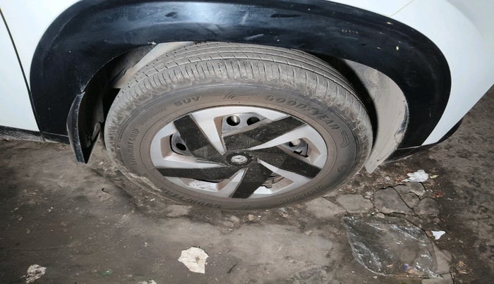 2025 Tata Curvv Smart 1.2 Petrol 6MT, Petrol, Manual, 5,760 km, tyre