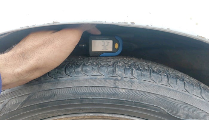 2011 Chevrolet Beat LT PETROL, Petrol, Manual, 1,65,746 km, tyre