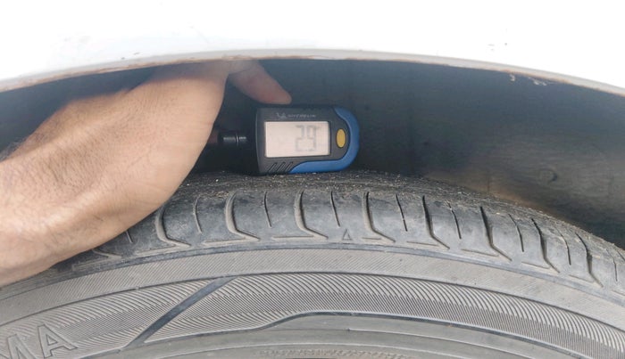 2011 Chevrolet Beat LT PETROL, Petrol, Manual, 1,65,746 km, tyre