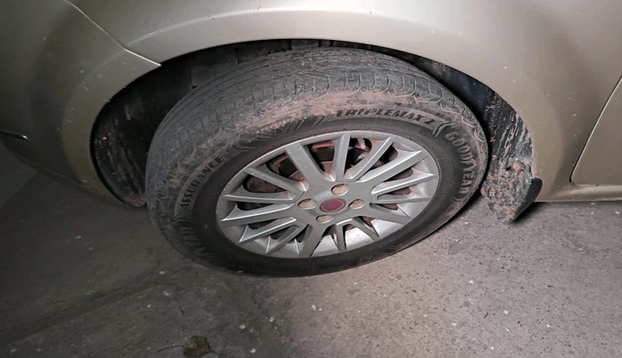 2009 Fiat Linea EMOTION PK 1.3 MJD, Diesel, Manual, 2,00,403 km, tyre