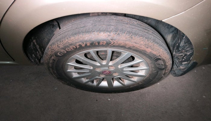 2009 Fiat Linea EMOTION PK 1.3 MJD, Diesel, Manual, 2,00,403 km, tyre