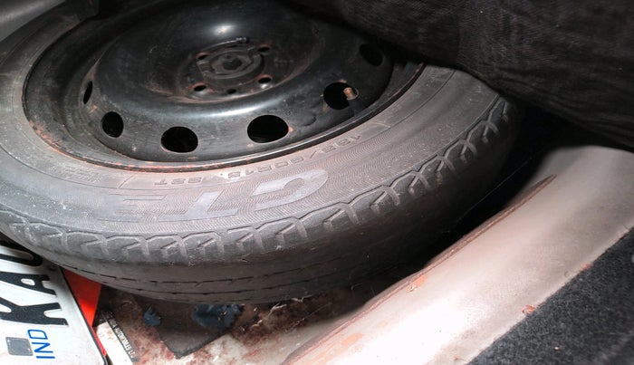 2009 Fiat Linea EMOTION PK 1.3 MJD, Diesel, Manual, 2,00,403 km, tyre