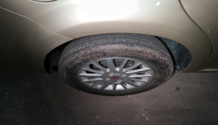 2009 Fiat Linea EMOTION PK 1.3 MJD, Diesel, Manual, 2,00,403 km, tyre